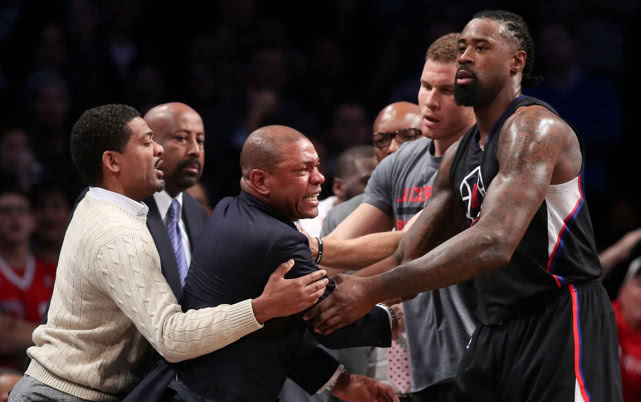  国王解雇主教练，赛季中期寻求变革  